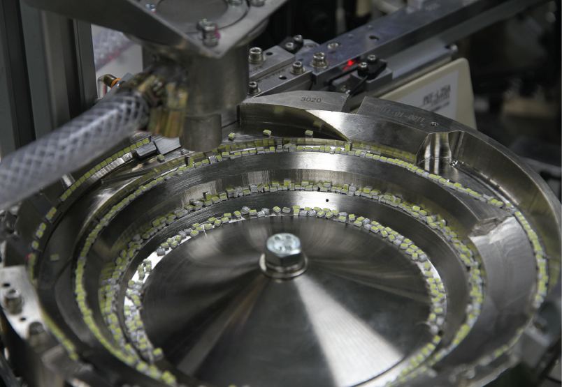 Internal rotary tray of tape and reel machine for precise component placement and orientation | MV160