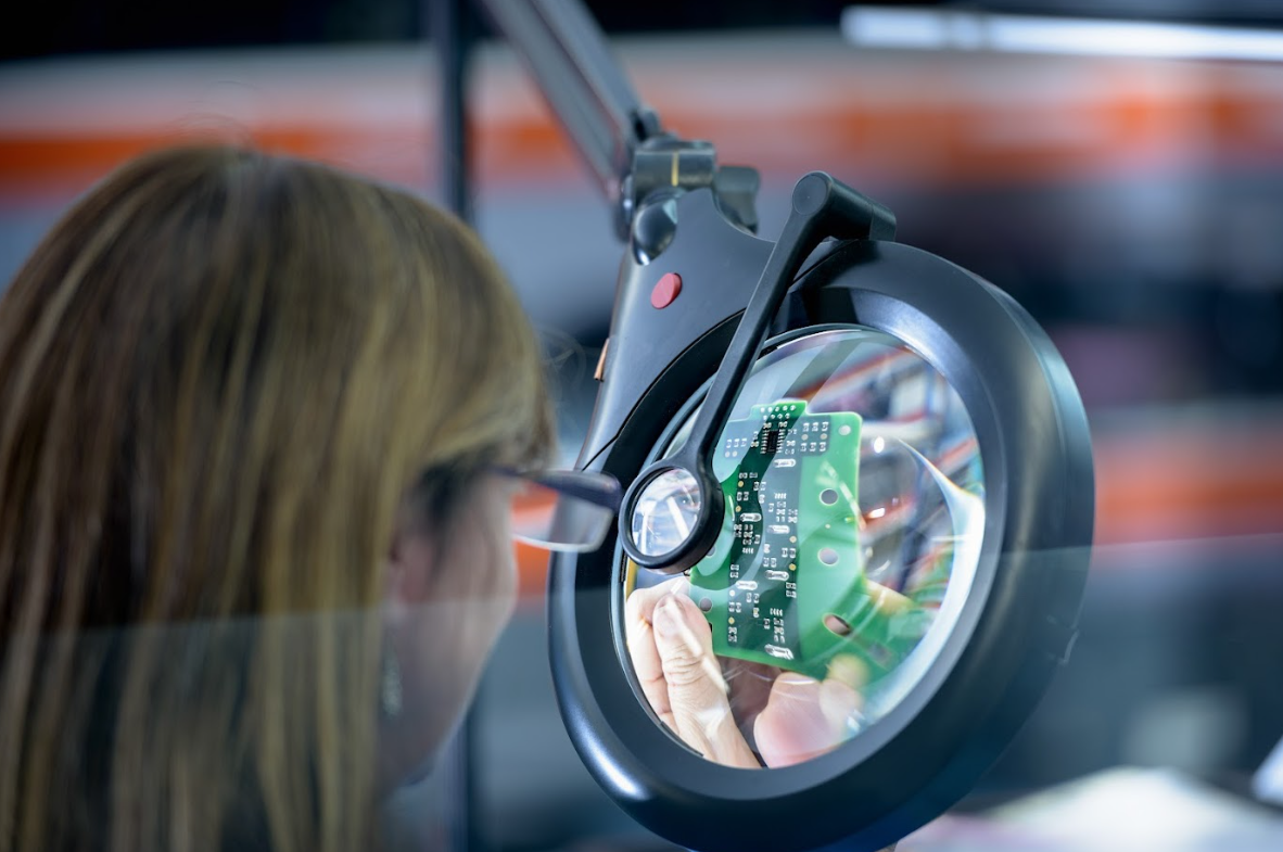 female worker discovers the operation of deep learning