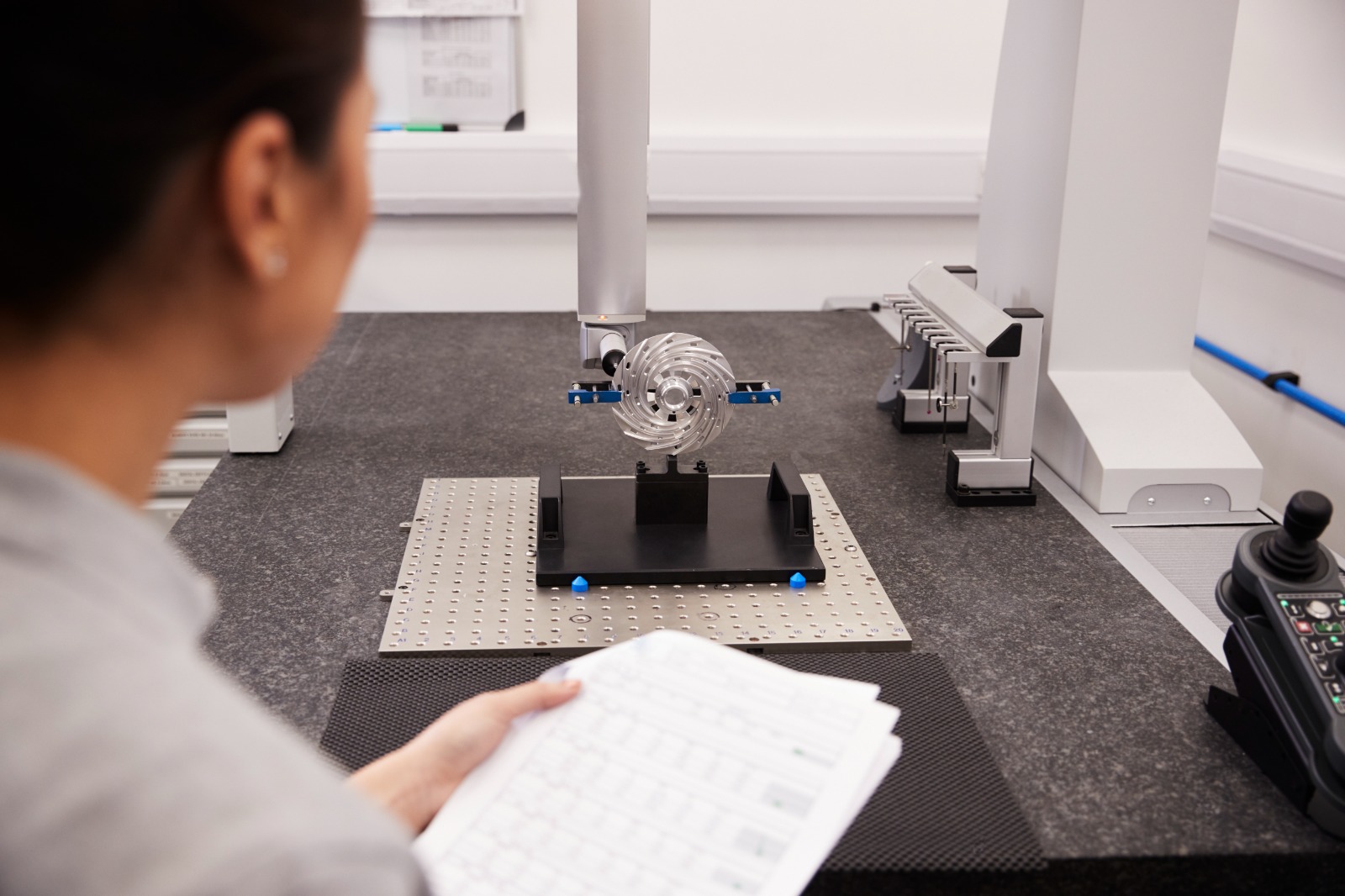 A women is working on a 3d measurement machine and system